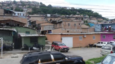 Une vue de maisons colorées sur une colline à Tegucigalpa.