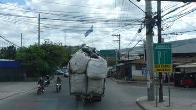 Un camion transportant des sacs sur une route à Tegucigalpa.