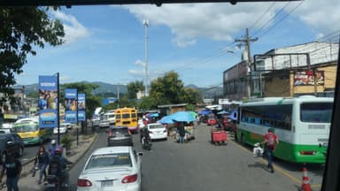 Une rue animée avec des voitures et des vendeurs à Tegucigalpa.