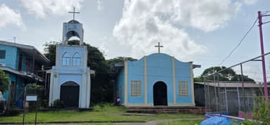 Deux églises colorées sous un ciel nuageux à Chontales.