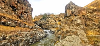 Un paysage naturel avec des rochers et une rivière en Oregon.