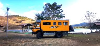 Un camion jaune stationné près d'un lac à Chiapas, Mexique.