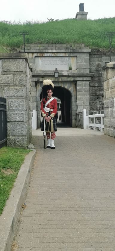 Un soldat en uniforme devant une forteresse à Nova Scotia.