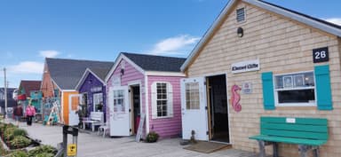 Des maisons colorées sur un quai en Nouvelle-Écosse sous un ciel bleu.