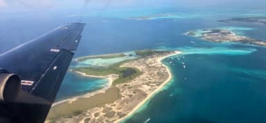 Vue aérienne des îles et de l'eau turquoise.