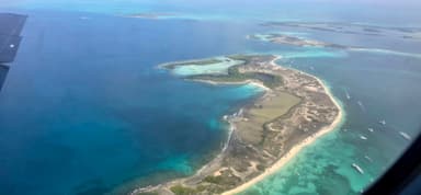 Une vue aérienne d'une île avec des eaux turquoise et des plages de sable.