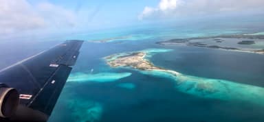 Vue aérienne d'une île entourée d'eau turquoise.