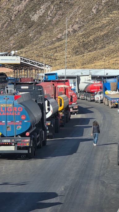 Une rue avec des camions garés et une personne marchant.