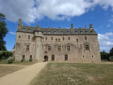 Un château en pierre sous un ciel nuageux à Brittany.